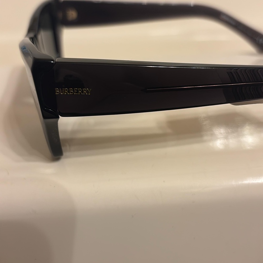 Burberry Black Rectangular Sunglasses with Dark L… - image 2